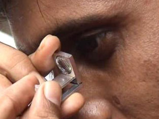 Precipita in India l’industria del taglio dei diamanti. Centinaia di migliaia di disoccupati per il calo delle esportazioni in Europa e Usa